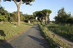La Vía Apia al sur de Roma, construida con bloques cilíndricos de basalto de color negro.