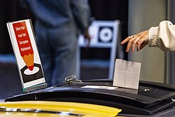 Urna electoral durante un proceso de votación