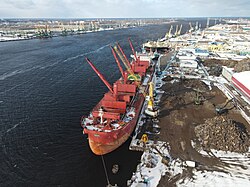 Puerto de Riga en el río Daugava