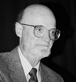 Retrato e información biográfica general de John Barth