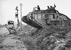 Un tanque Mark I dirigiéndose al frente