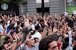 Manifestantes pacíficos durante una protesta frente al Congreso de los Diputados de España.