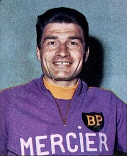 Raymond Poulidor vistiendo la camiseta del equipo ciclista Mercier en el año 1968.