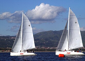 Embarcación de vela navegando en mar abierto