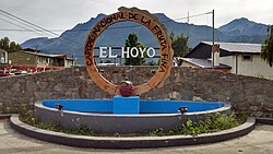 Entrada a El Hoyo, Capital Nacional de la Fruta Fina