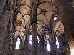 Perspectiva interior hacia los pies de la iglesia