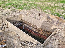 Tumba excavada en Polonia con la tierra acumulada a un costado.