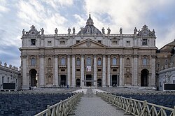 Fachada de la Basílica de San Pedro en la Ciudad del Vaticano, diseñada por Carlo Maderno