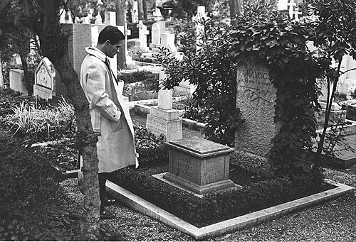 Pasolini frente a la tumba de Antonio Gramsci