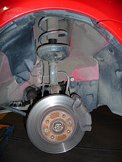 Suspensión delantera McPherson instalada en un vehículo de la marca Renault.