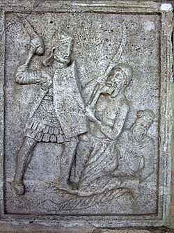 Detalle que muestra a un guerrero con el característico peinado suevo en un relieve histórico