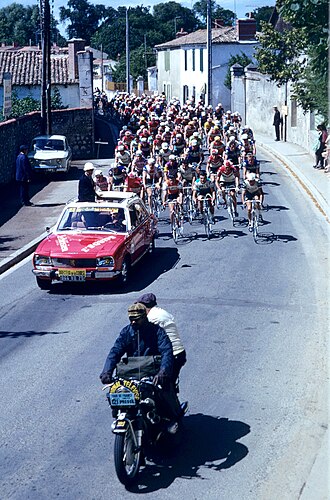 El pelotón transitando durante la segunda etapa entre La Rochelle y Angers