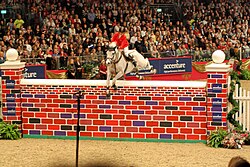 La amazona Ellen Whitaker superando un muro de potencia.