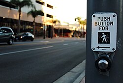 Señal peatonal en Santa Ana, California