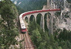 Viaducto de Landwasser con un tren del Ferrocarril Rético