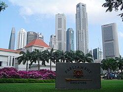 Paisaje urbano contemporáneo con edificios altos en Singapur.