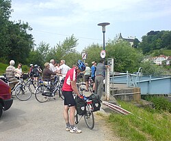 Ciclistas esperando un ferry en Austria