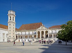 Fachada histórica de la Universidad de Coímbra