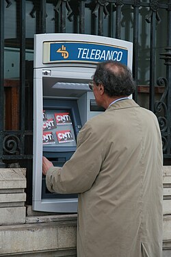 Protesta sindical frente a un cajero del Banco Santander