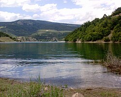Paisaje del lago Zavoj en Pirot