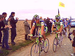 F. Willems y F. Pozzato rodando en el sector del Carrefour de l'Arbre