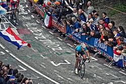 Philippe Gilbert lanzando el ataque final en el Cauberg