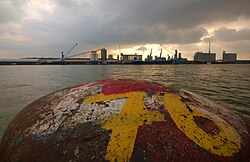 Áreas de almacenamiento y logística en el puerto.
