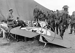 Fotografía histórica de los restos destrozados del avión de Richthofen tras su caída.