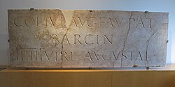 Estela romana de mármol con el nombre Barcino