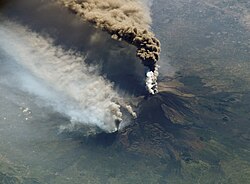 Erupción fotografiada desde la EEI