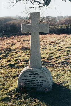 Tumba de Arthur Conan Doyle en el cementerio de Minstead