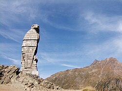 Estatua de águila erigida en piedra en el paso del Simplón, esculpida por Erwin Friedrich Baumann.