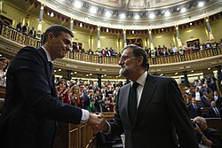 Mariano Rajoy saluda a Pedro Sánchez tras la moción de censura