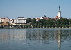 Vista de la ciudad con el río Lužnice