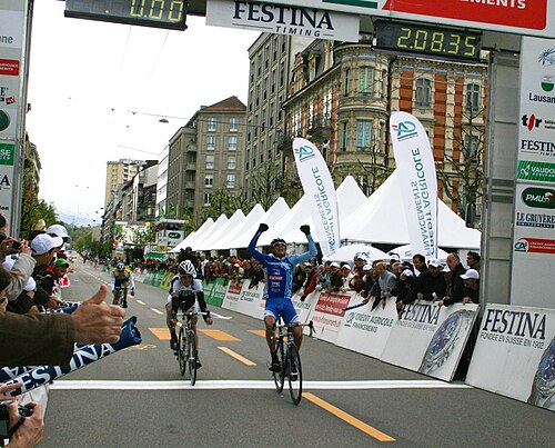 Ricardo Serrano cruzando la línea de meta en el Tour de Romandía