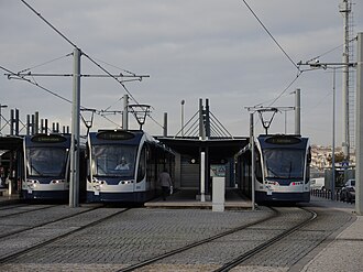 Infraestructura y entorno urbano del tranvía en Almada