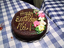 Tarta de cumpleaños decorada con detalles coloridos.