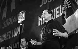José Antonio Primo de Rivera durante un mitin político de Falange antes de 1936.