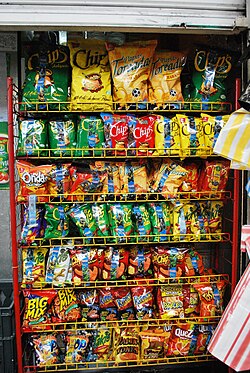 Estante de botanas en Ciudad de México con diversos productos comerciales