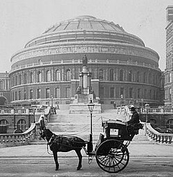 Hansom cab frente al Royal Albert Hall en 1904