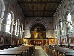Interior de la catedral con el altar y los frescos del ábside
