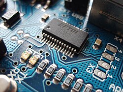 Placa Arduino NG que muestra componentes electrónicos y dispositivos de montaje superficial