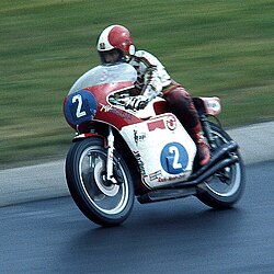 Giacomo Agostini pilotando una MV Agusta
