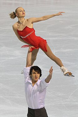 Los patinadores Maria Mujórtova y Maksim Trankov en una elevación mano a mano.