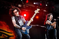 Moonspell actuando en directo en un festival al aire libre