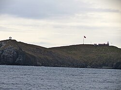 Panorámica fotográfica desde el sur de la isla Hornos mostrando el relieve y las instalaciones de la Armada de Chile.