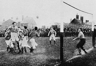 Representación del fútbol en Inglaterra como el primer deporte profesionalizado.