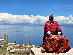 Yatiri realizando un ritual en el lago Titicaca