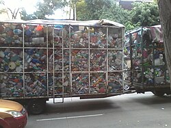 Camión transportador de botellas y envases de plástico
