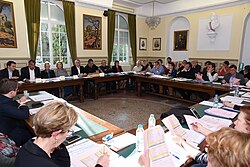 Un grupo de concejales reunidos en un municipio de San Martín, Francia.